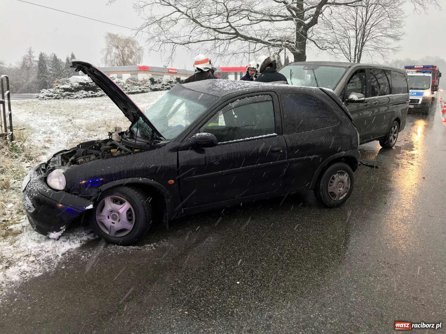 Zdjęcie w galerii na portalu naszraciborz.pl: Zderzenie opla z mercedesem w Rzuchowie wiadomości z regionu