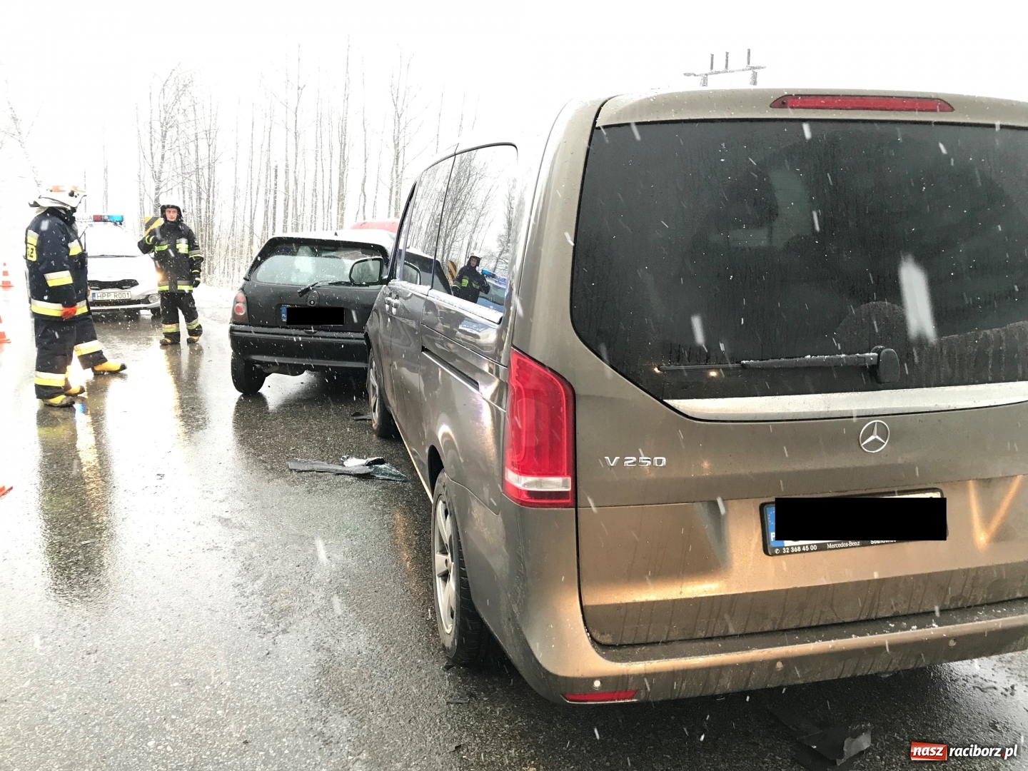 Zdjęcie w galerii na portalu naszraciborz.pl: Zderzenie opla z mercedesem w Rzuchowie wiadomości z regionu