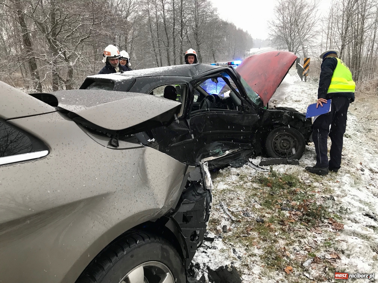 Zdjęcie w galerii na portalu naszraciborz.pl: Zderzenie opla z mercedesem w Rzuchowie wiadomości z regionu