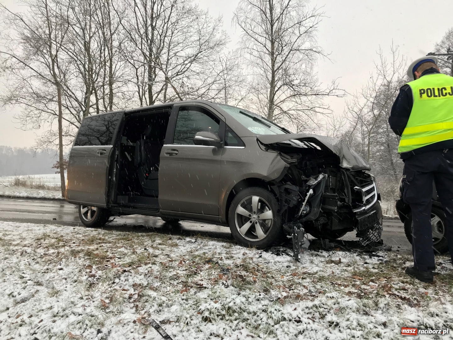Zdjęcie w galerii na portalu naszraciborz.pl: Zderzenie opla z mercedesem w Rzuchowie wiadomości z regionu