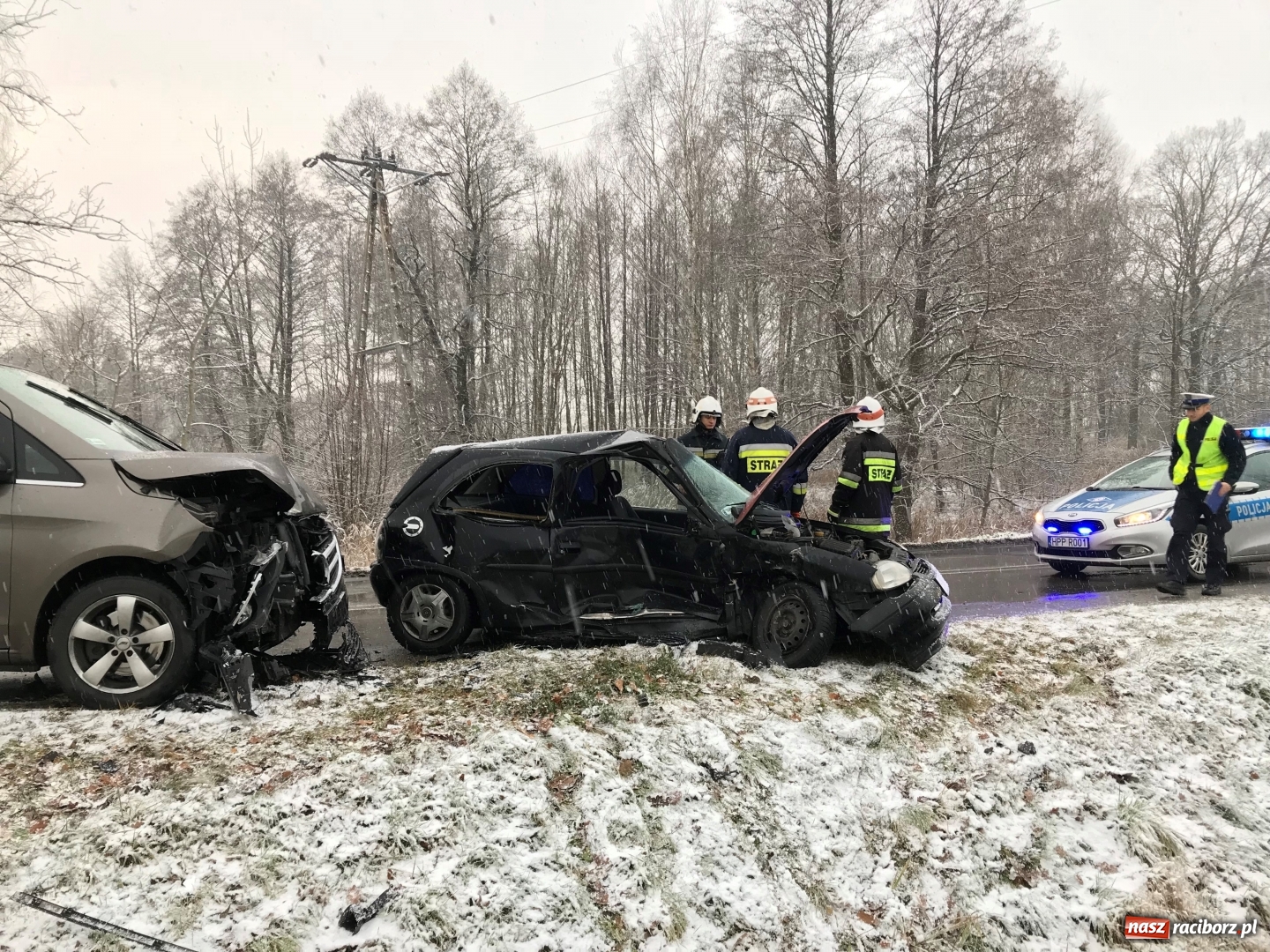 Zdjęcie w galerii na portalu naszraciborz.pl: Zderzenie opla z mercedesem w Rzuchowie wiadomości z regionu