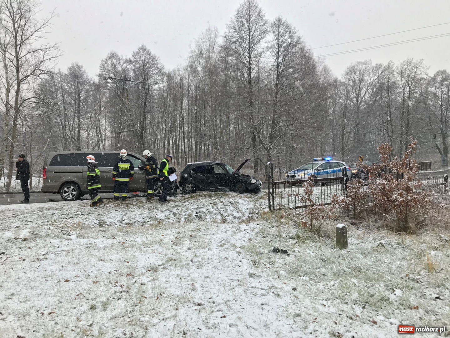 Zdjęcie w galerii na portalu naszraciborz.pl: Zderzenie opla z mercedesem w Rzuchowie wiadomości z regionu