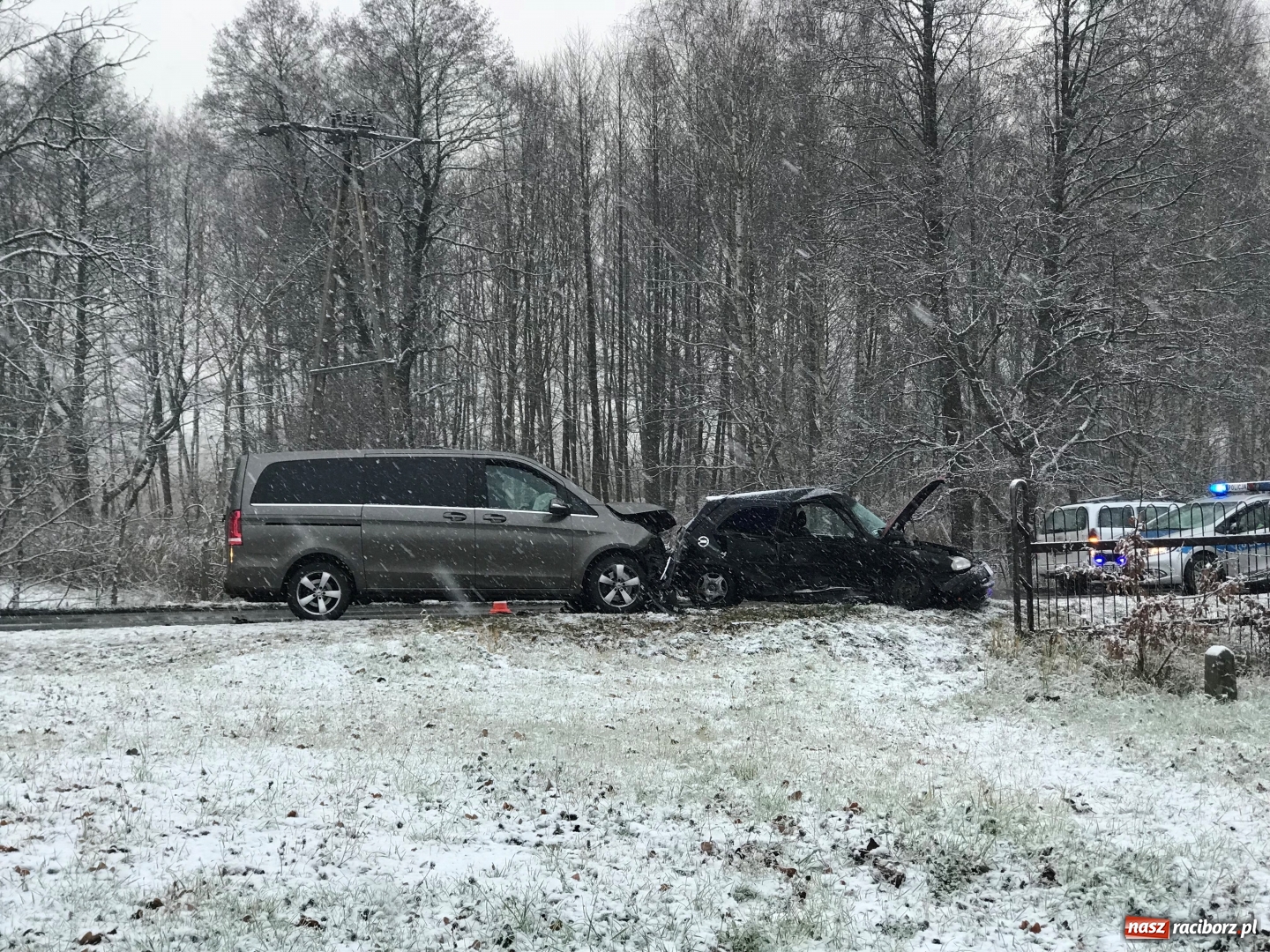 Zdjęcie w galerii na portalu naszraciborz.pl: Zderzenie opla z mercedesem w Rzuchowie wiadomości z regionu