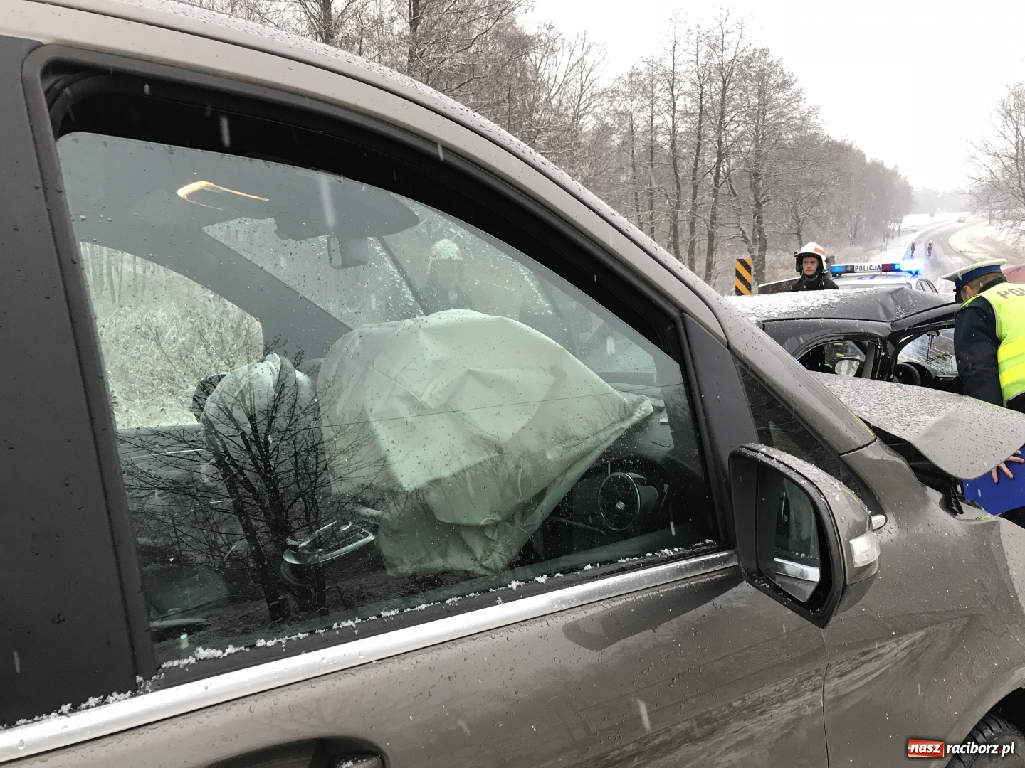 Zdjęcie w galerii na portalu naszraciborz.pl: Zderzenie opla z mercedesem w Rzuchowie wiadomości z regionu