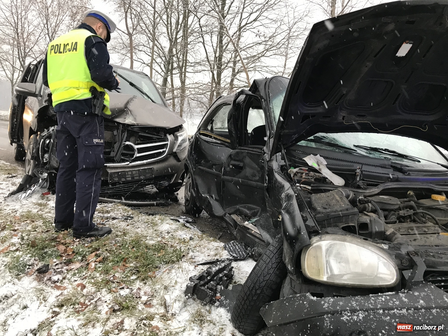 Zdjęcie w galerii na portalu naszraciborz.pl: Zderzenie opla z mercedesem w Rzuchowie wiadomości z regionu