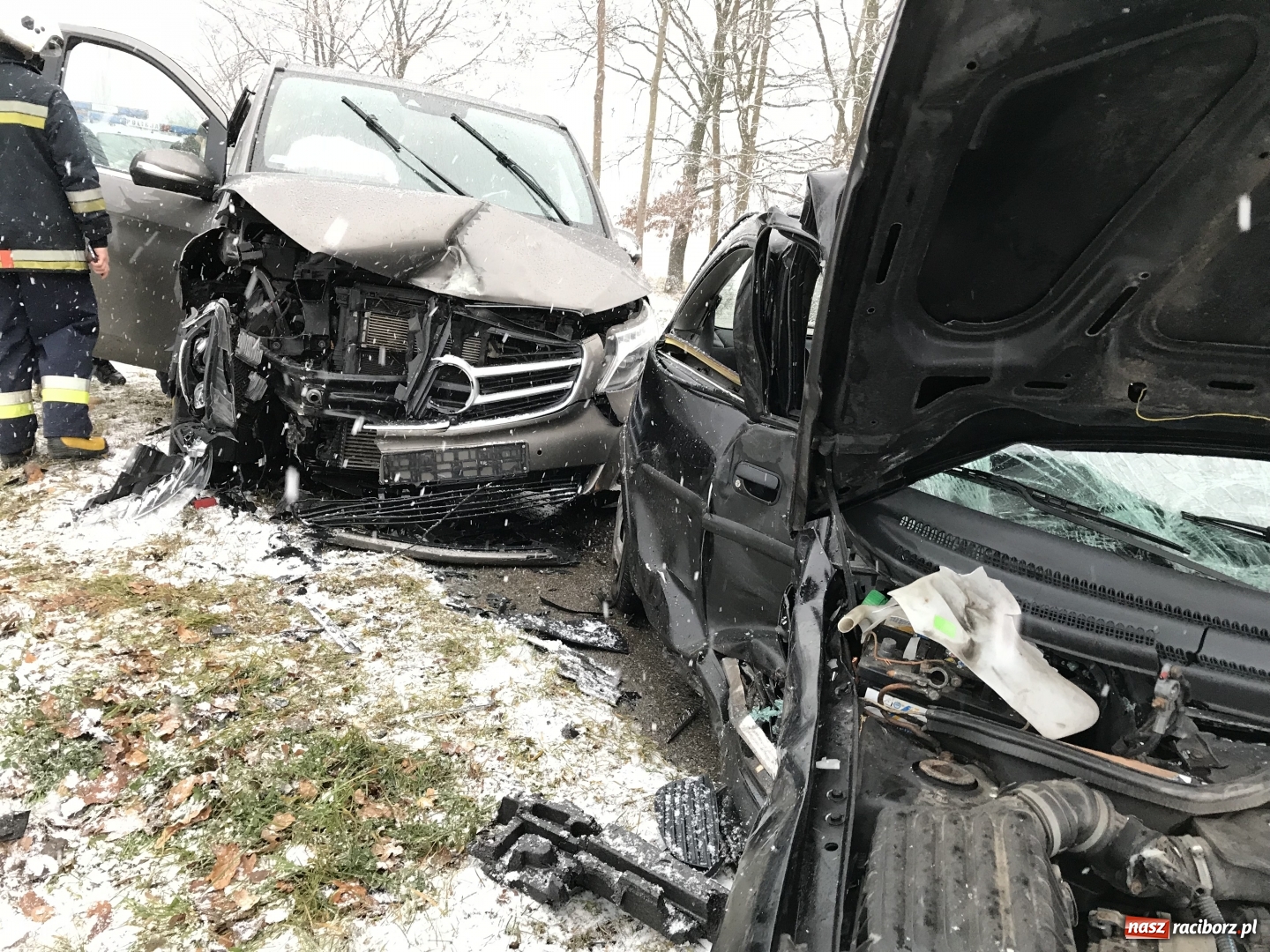Zdjęcie w galerii na portalu naszraciborz.pl: Zderzenie opla z mercedesem w Rzuchowie wiadomości z regionu