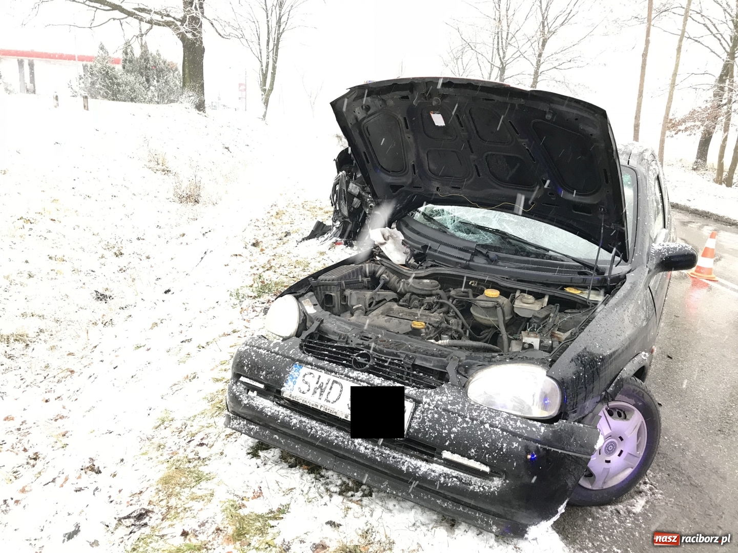 Zdjęcie w galerii na portalu naszraciborz.pl: Zderzenie opla z mercedesem w Rzuchowie wiadomości z regionu