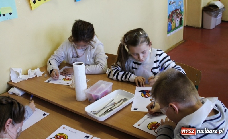 Zdjęcie w galerii na portalu naszraciborz.pl: Słodko, czyli kwaśno. Młodzi badacze z Płoni  wiadomości z regionu