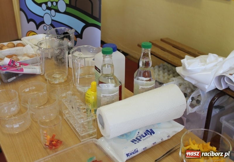 Zdjęcie w galerii na portalu naszraciborz.pl: Słodko, czyli kwaśno. Młodzi badacze z Płoni  wiadomości z regionu