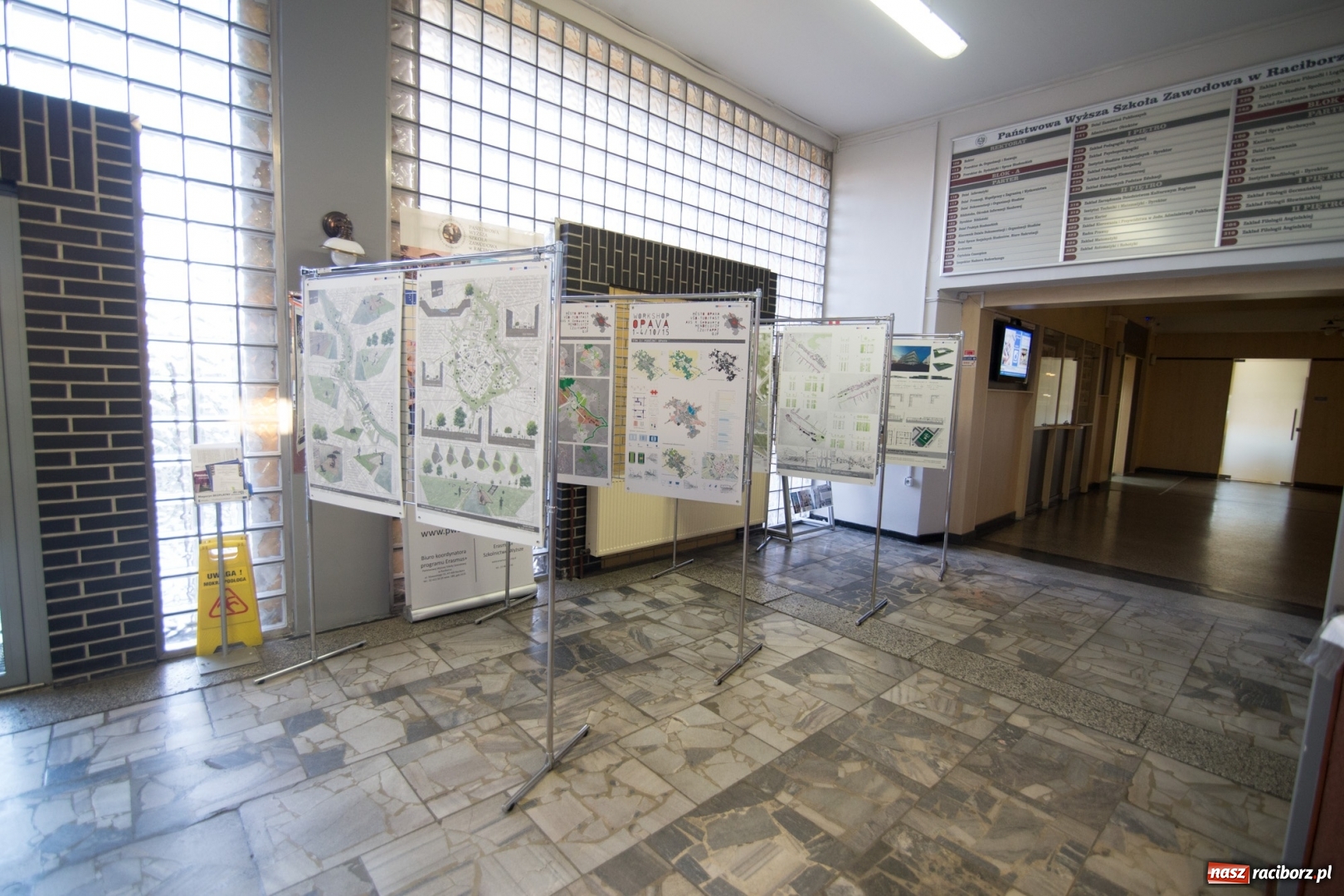 Zdjęcie w galerii na portalu naszraciborz.pl: Odnowa centrów śląskich miast - wystawa prac architektonicznych w raciborskiej PWSZ wiadomości z regionu