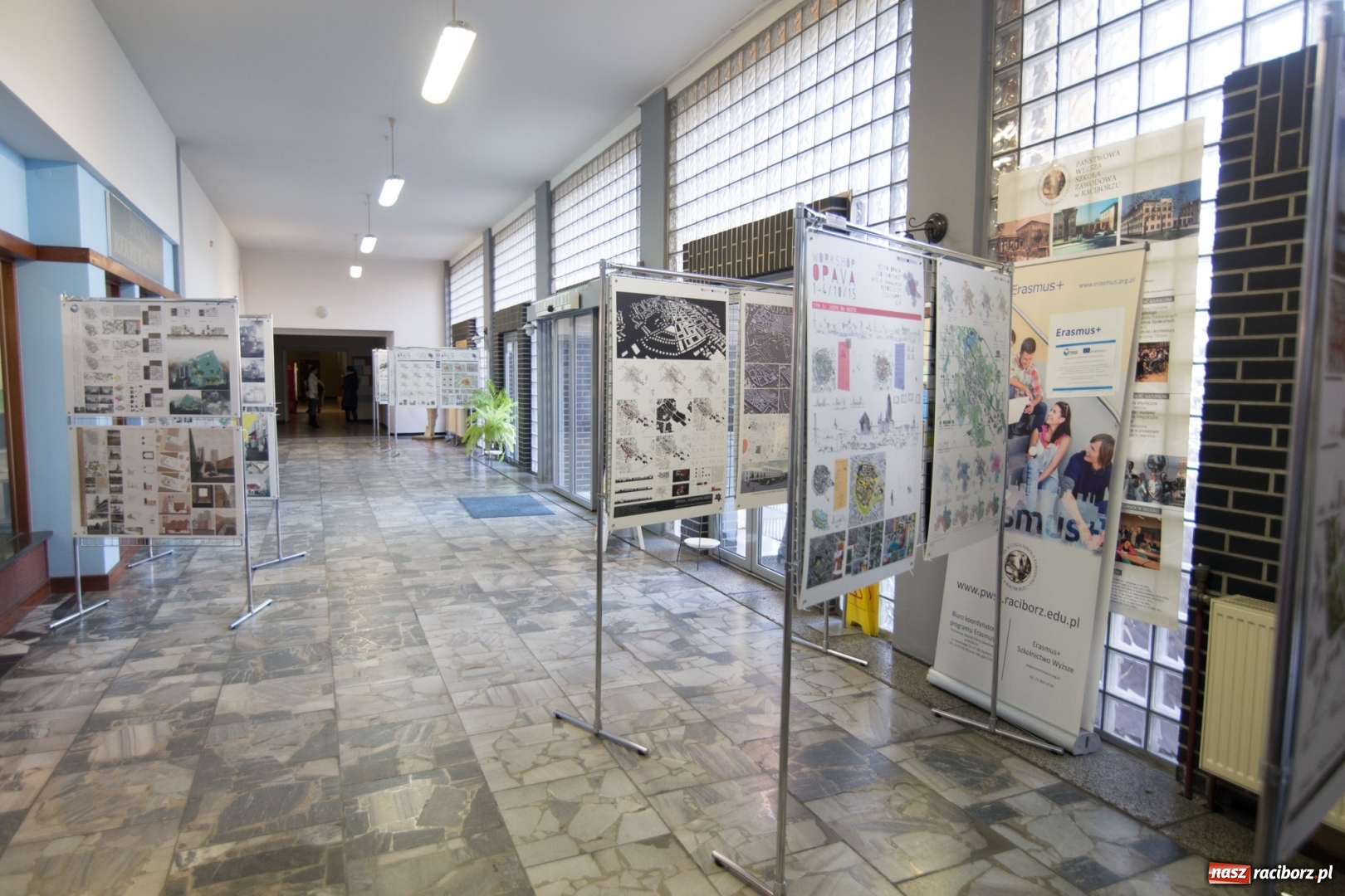 Zdjęcie w galerii na portalu naszraciborz.pl: Odnowa centrów śląskich miast - wystawa prac architektonicznych w raciborskiej PWSZ wiadomości z regionu