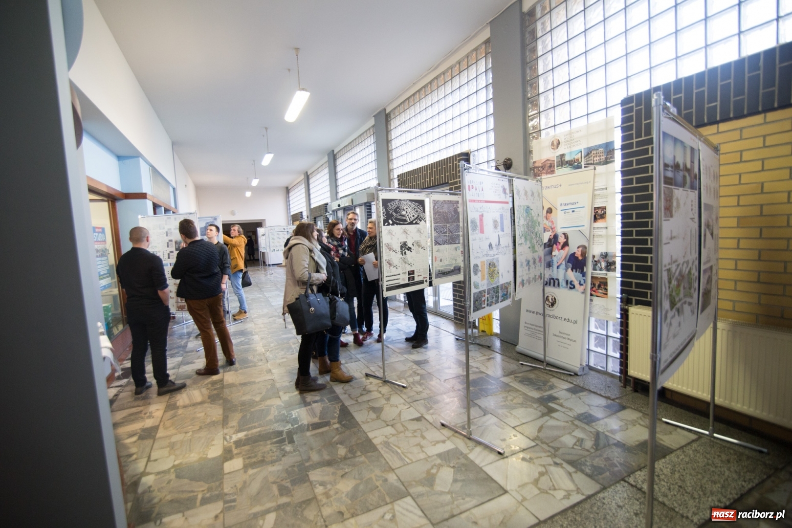 Zdjęcie w galerii na portalu naszraciborz.pl: Odnowa centrów śląskich miast - wystawa prac architektonicznych w raciborskiej PWSZ wiadomości z regionu