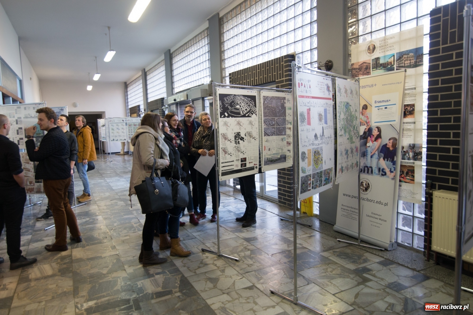 Zdjęcie w galerii na portalu naszraciborz.pl: Odnowa centrów śląskich miast - wystawa prac architektonicznych w raciborskiej PWSZ wiadomości z regionu