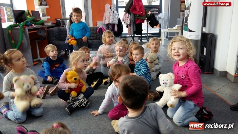 Zdjęcie w galerii na portalu naszraciborz.pl: Dzień Pluszowego Misia w raciborskiej bibliotece wiadomości z regionu