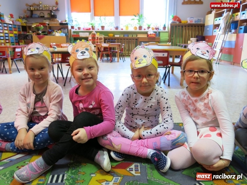 Zdjęcie w galerii na portalu naszraciborz.pl: Dzień Pluszowego Misia w raciborskiej bibliotece wiadomości z regionu