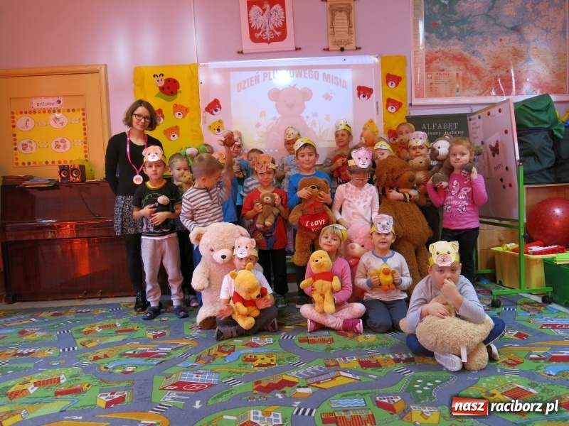 Zdjęcie w galerii na portalu naszraciborz.pl: Dzień Pluszowego Misia w raciborskiej bibliotece wiadomości z regionu