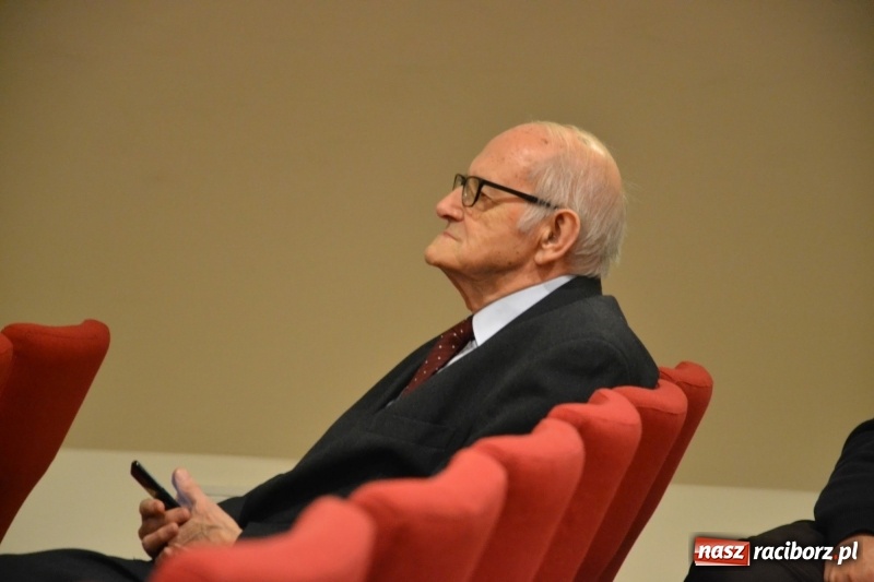 Zdjęcie w galerii na portalu naszraciborz.pl: Z uśmiechem, ale i do bólu - promocja książki Zbigniewa Woźniaka na Zamku Piastowskim wiadomości z regionu