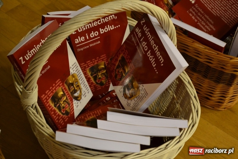 Zdjęcie w galerii na portalu naszraciborz.pl: Z uśmiechem, ale i do bólu - promocja książki Zbigniewa Woźniaka na Zamku Piastowskim wiadomości z regionu