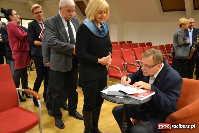 Zdjęcie w galerii na portalu naszraciborz.pl: Z uśmiechem, ale i do bólu - promocja książki Zbigniewa Woźniaka na Zamku Piastowskim wiadomości z regionu