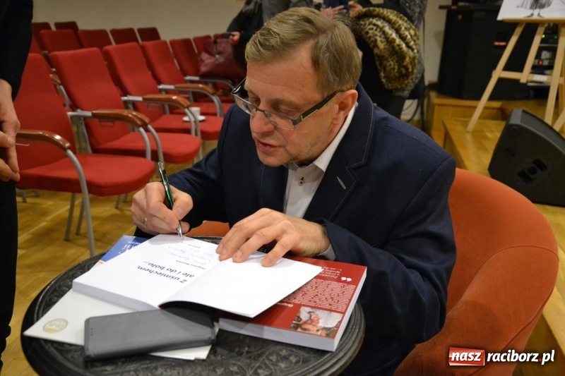 Zdjęcie w galerii na portalu naszraciborz.pl: Z uśmiechem, ale i do bólu - promocja książki Zbigniewa Woźniaka na Zamku Piastowskim wiadomości z regionu