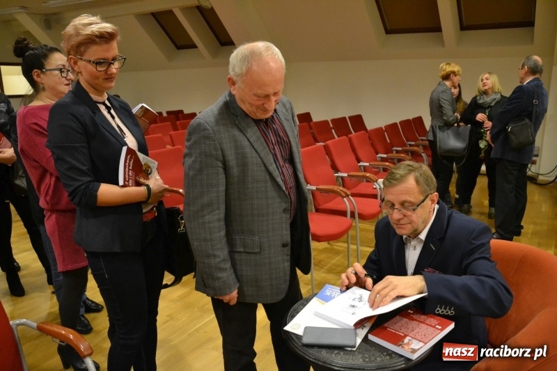 Zdjęcie w galerii na portalu naszraciborz.pl: Z uśmiechem, ale i do bólu - promocja książki Zbigniewa Woźniaka na Zamku Piastowskim wiadomości z regionu