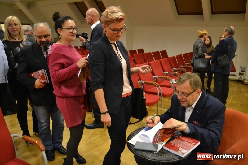 Zdjęcie w galerii na portalu naszraciborz.pl: Z uśmiechem, ale i do bólu - promocja książki Zbigniewa Woźniaka na Zamku Piastowskim wiadomości z regionu