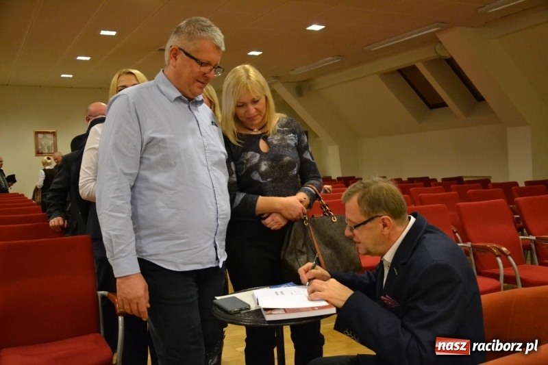 Zdjęcie w galerii na portalu naszraciborz.pl: Z uśmiechem, ale i do bólu - promocja książki Zbigniewa Woźniaka na Zamku Piastowskim wiadomości z regionu