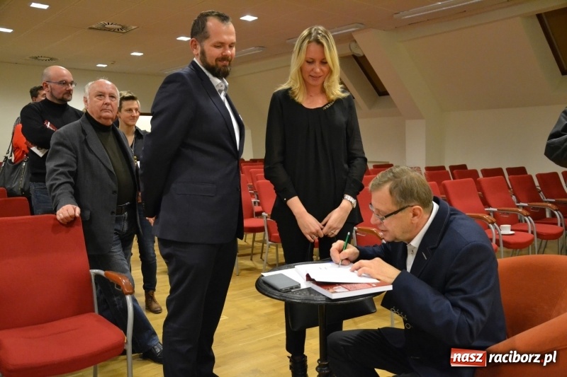 Zdjęcie w galerii na portalu naszraciborz.pl: Z uśmiechem, ale i do bólu - promocja książki Zbigniewa Woźniaka na Zamku Piastowskim wiadomości z regionu