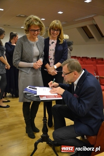 Zdjęcie w galerii na portalu naszraciborz.pl: Z uśmiechem, ale i do bólu - promocja książki Zbigniewa Woźniaka na Zamku Piastowskim wiadomości z regionu