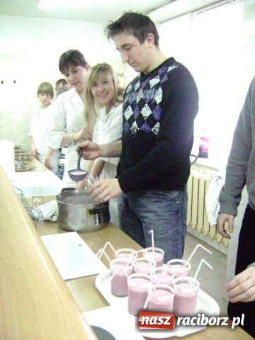 Zdjęcie w galerii na portalu naszraciborz.pl: Przyszli raciborscy dietetycy promują zdrowie wiadomości z regionu