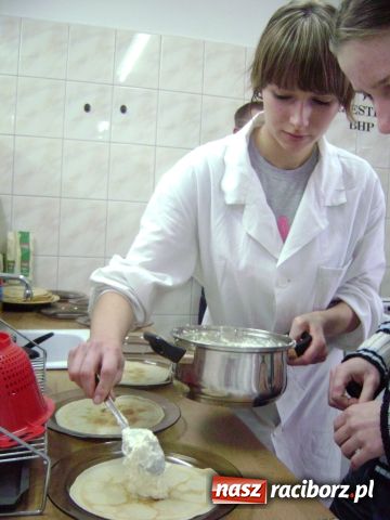 Zdjęcie w galerii na portalu naszraciborz.pl: Przyszli raciborscy dietetycy promują zdrowie wiadomości z regionu