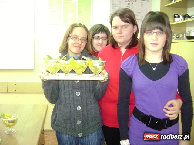 Zdjęcie w galerii na portalu naszraciborz.pl: Przyszli raciborscy dietetycy promują zdrowie wiadomości z regionu