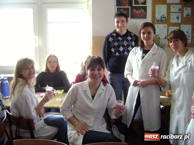 Zdjęcie w galerii na portalu naszraciborz.pl: Przyszli raciborscy dietetycy promują zdrowie wiadomości z regionu