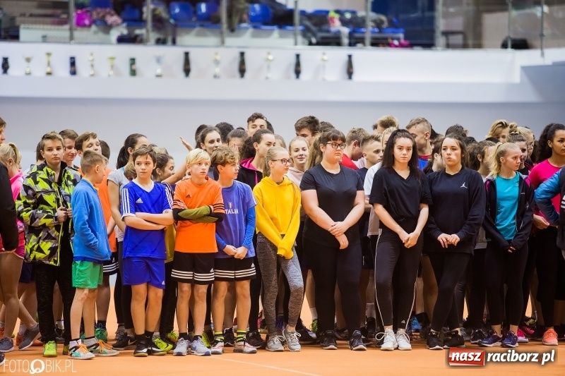 Zdjęcie w galerii na portalu naszraciborz.pl: Jesienne Halowe Mistrzostwa Raciborza w lekkiej atletyce. Zmaganiom przyglądała się Justyna Święty-Ersetic wiadomości z regionu