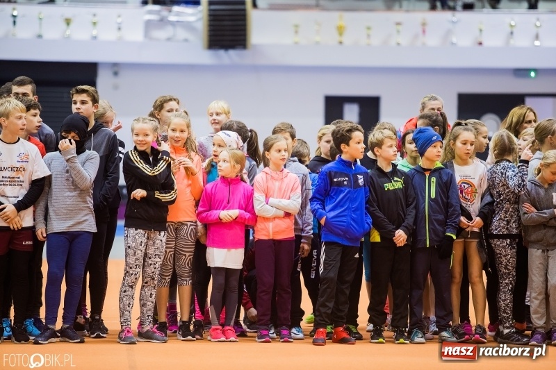 Zdjęcie w galerii na portalu naszraciborz.pl: Jesienne Halowe Mistrzostwa Raciborza w lekkiej atletyce. Zmaganiom przyglądała się Justyna Święty-Ersetic wiadomości z regionu