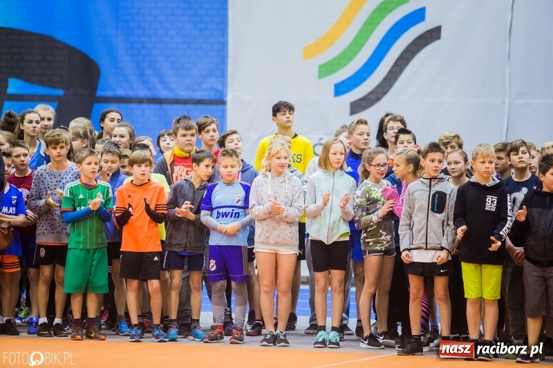 Zdjęcie w galerii na portalu naszraciborz.pl: Jesienne Halowe Mistrzostwa Raciborza w lekkiej atletyce. Zmaganiom przyglądała się Justyna Święty-Ersetic wiadomości z regionu