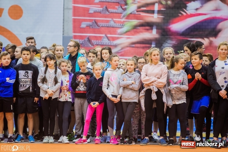 Zdjęcie w galerii na portalu naszraciborz.pl: Jesienne Halowe Mistrzostwa Raciborza w lekkiej atletyce. Zmaganiom przyglądała się Justyna Święty-Ersetic wiadomości z regionu