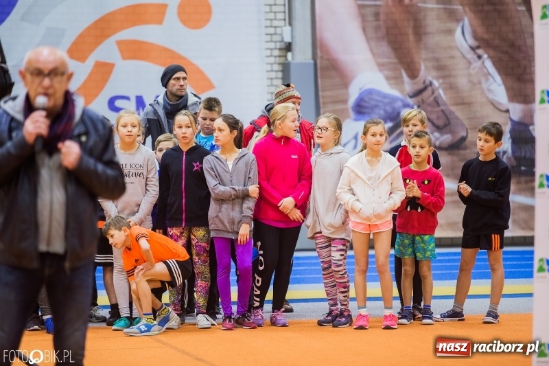 Zdjęcie w galerii na portalu naszraciborz.pl: Jesienne Halowe Mistrzostwa Raciborza w lekkiej atletyce. Zmaganiom przyglądała się Justyna Święty-Ersetic wiadomości z regionu