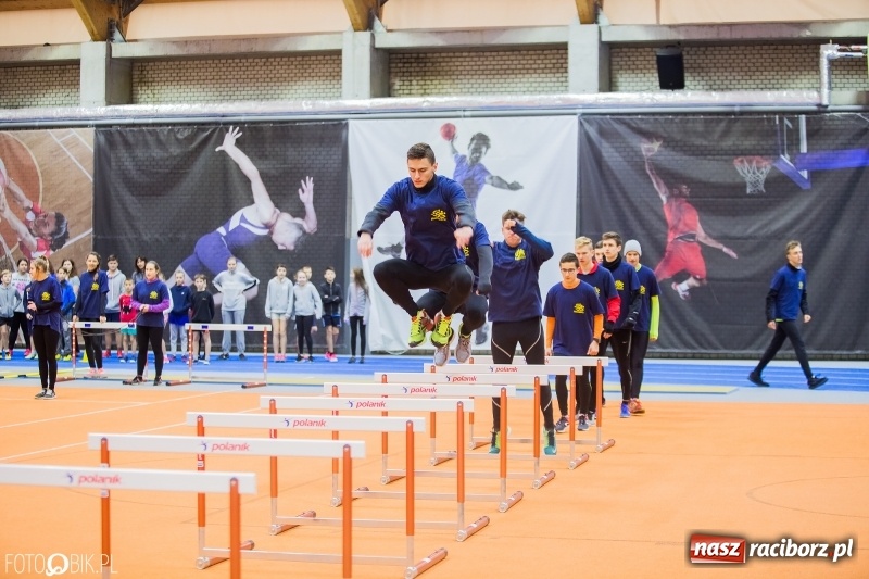 Zdjęcie w galerii na portalu naszraciborz.pl: Jesienne Halowe Mistrzostwa Raciborza w lekkiej atletyce. Zmaganiom przyglądała się Justyna Święty-Ersetic wiadomości z regionu