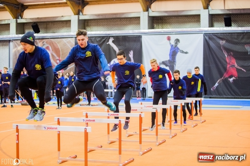 Zdjęcie w galerii na portalu naszraciborz.pl: Jesienne Halowe Mistrzostwa Raciborza w lekkiej atletyce. Zmaganiom przyglądała się Justyna Święty-Ersetic wiadomości z regionu