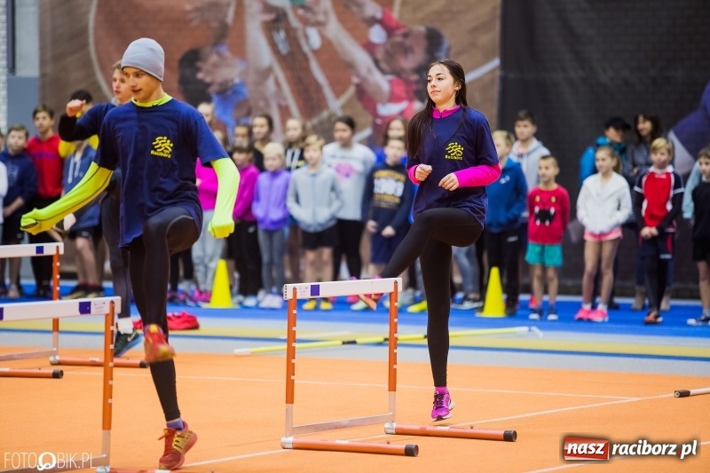 Zdjęcie w galerii na portalu naszraciborz.pl: Jesienne Halowe Mistrzostwa Raciborza w lekkiej atletyce. Zmaganiom przyglądała się Justyna Święty-Ersetic wiadomości z regionu