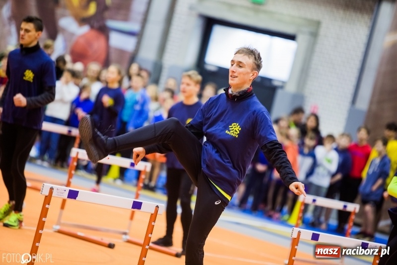 Zdjęcie w galerii na portalu naszraciborz.pl: Jesienne Halowe Mistrzostwa Raciborza w lekkiej atletyce. Zmaganiom przyglądała się Justyna Święty-Ersetic wiadomości z regionu