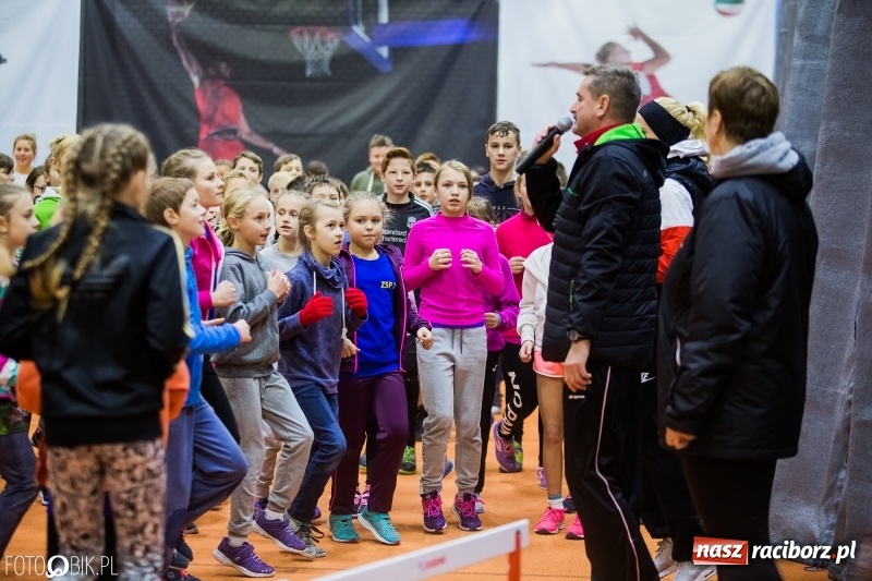 Zdjęcie w galerii na portalu naszraciborz.pl: Jesienne Halowe Mistrzostwa Raciborza w lekkiej atletyce. Zmaganiom przyglądała się Justyna Święty-Ersetic wiadomości z regionu