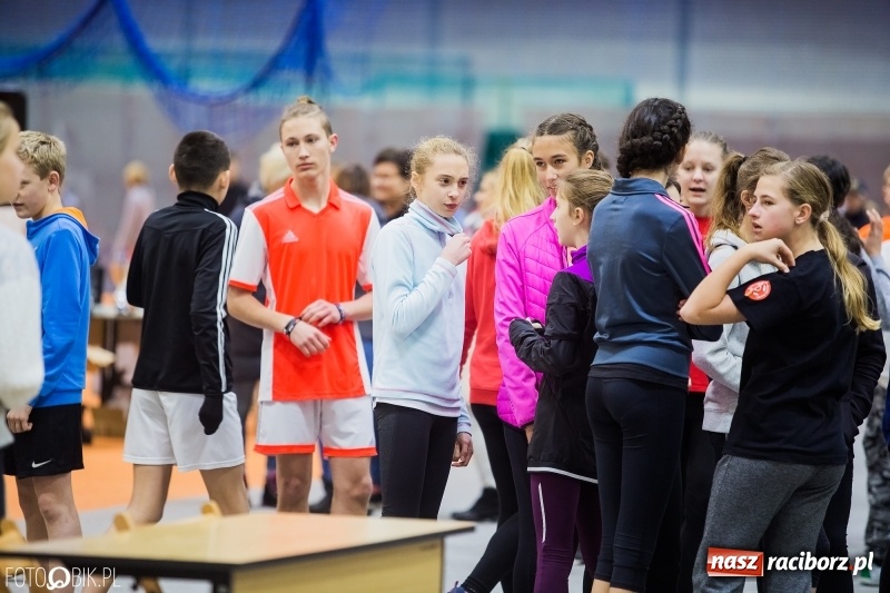 Zdjęcie w galerii na portalu naszraciborz.pl: Jesienne Halowe Mistrzostwa Raciborza w lekkiej atletyce. Zmaganiom przyglądała się Justyna Święty-Ersetic wiadomości z regionu