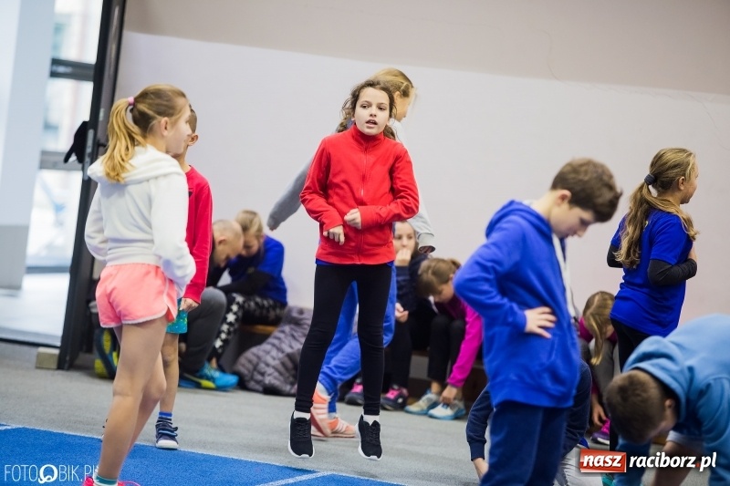 Zdjęcie w galerii na portalu naszraciborz.pl: Jesienne Halowe Mistrzostwa Raciborza w lekkiej atletyce. Zmaganiom przyglądała się Justyna Święty-Ersetic wiadomości z regionu