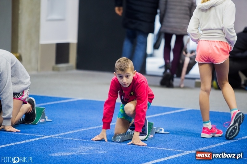 Zdjęcie w galerii na portalu naszraciborz.pl: Jesienne Halowe Mistrzostwa Raciborza w lekkiej atletyce. Zmaganiom przyglądała się Justyna Święty-Ersetic wiadomości z regionu