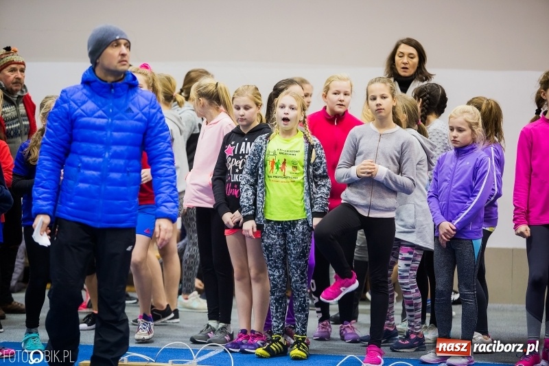 Zdjęcie w galerii na portalu naszraciborz.pl: Jesienne Halowe Mistrzostwa Raciborza w lekkiej atletyce. Zmaganiom przyglądała się Justyna Święty-Ersetic wiadomości z regionu