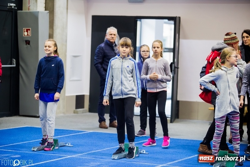 Zdjęcie w galerii na portalu naszraciborz.pl: Jesienne Halowe Mistrzostwa Raciborza w lekkiej atletyce. Zmaganiom przyglądała się Justyna Święty-Ersetic wiadomości z regionu