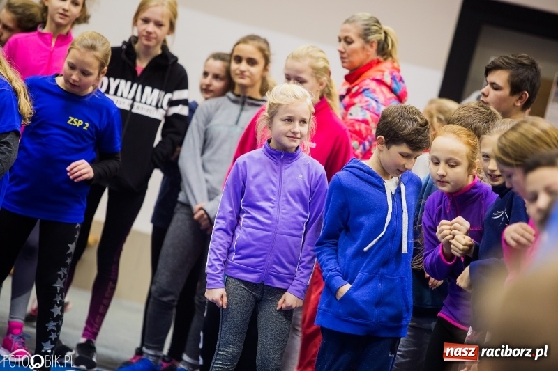 Zdjęcie w galerii na portalu naszraciborz.pl: Jesienne Halowe Mistrzostwa Raciborza w lekkiej atletyce. Zmaganiom przyglądała się Justyna Święty-Ersetic wiadomości z regionu