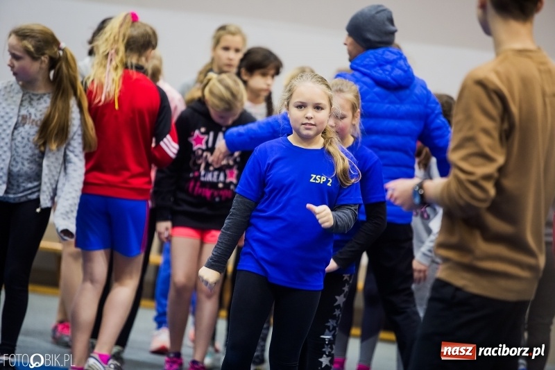 Zdjęcie w galerii na portalu naszraciborz.pl: Jesienne Halowe Mistrzostwa Raciborza w lekkiej atletyce. Zmaganiom przyglądała się Justyna Święty-Ersetic wiadomości z regionu